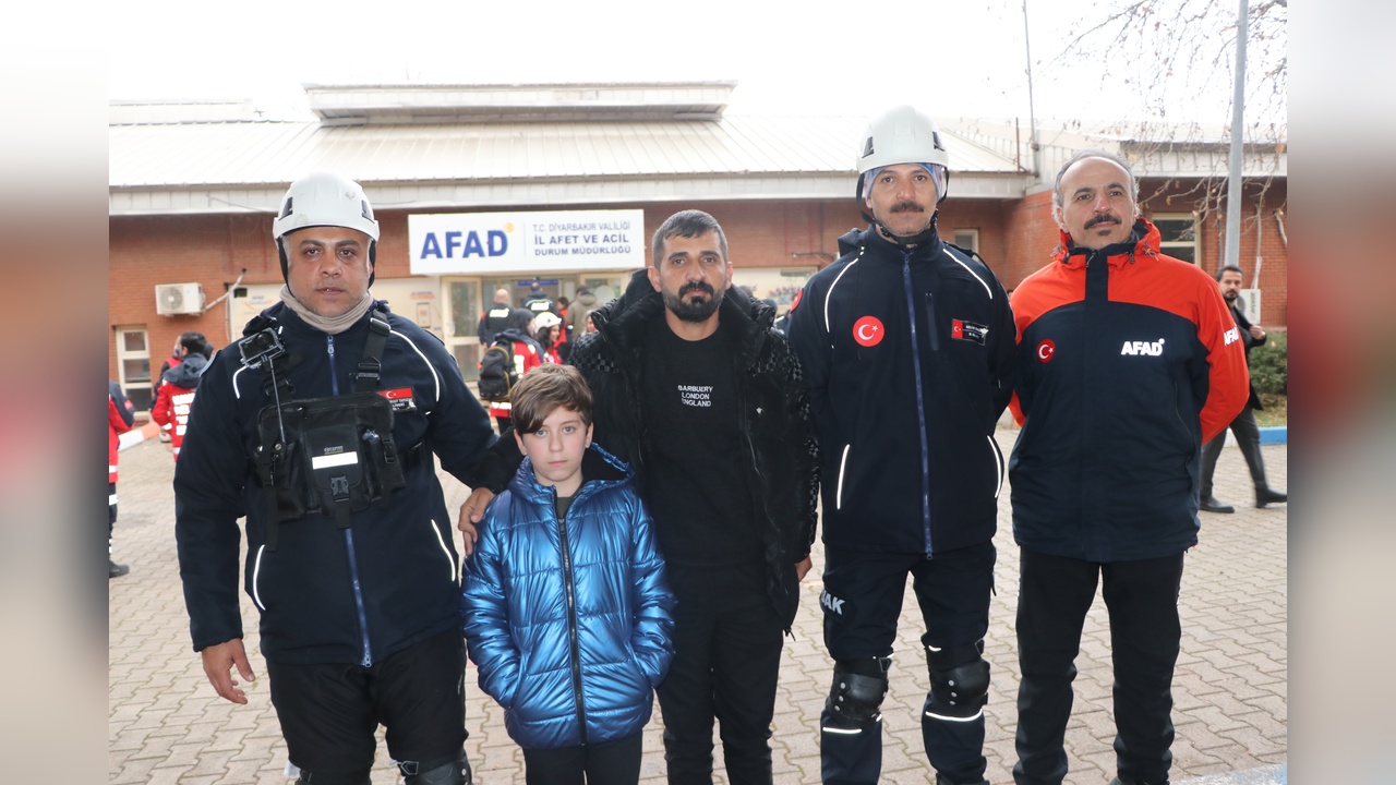 81. Saatte Enkazdan Kurtarılan Beşir'in Zorlu Anları