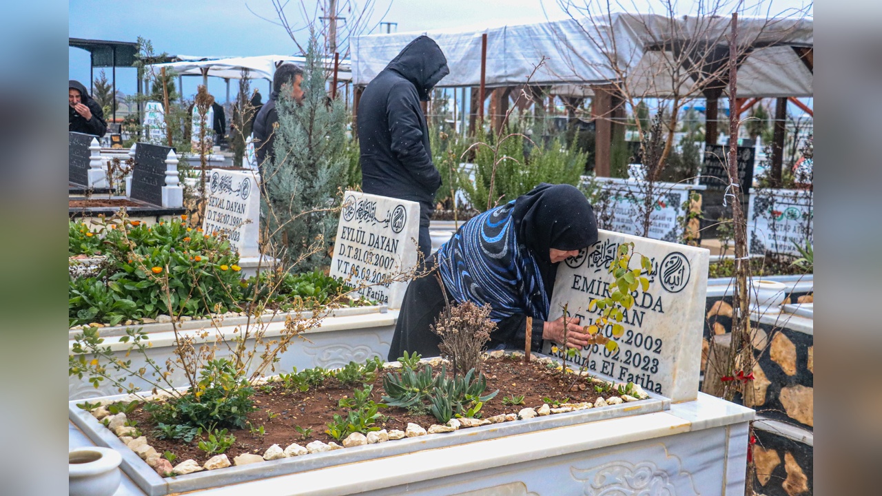 Diyarbakır'da Deprem Kurbanları Anıldı