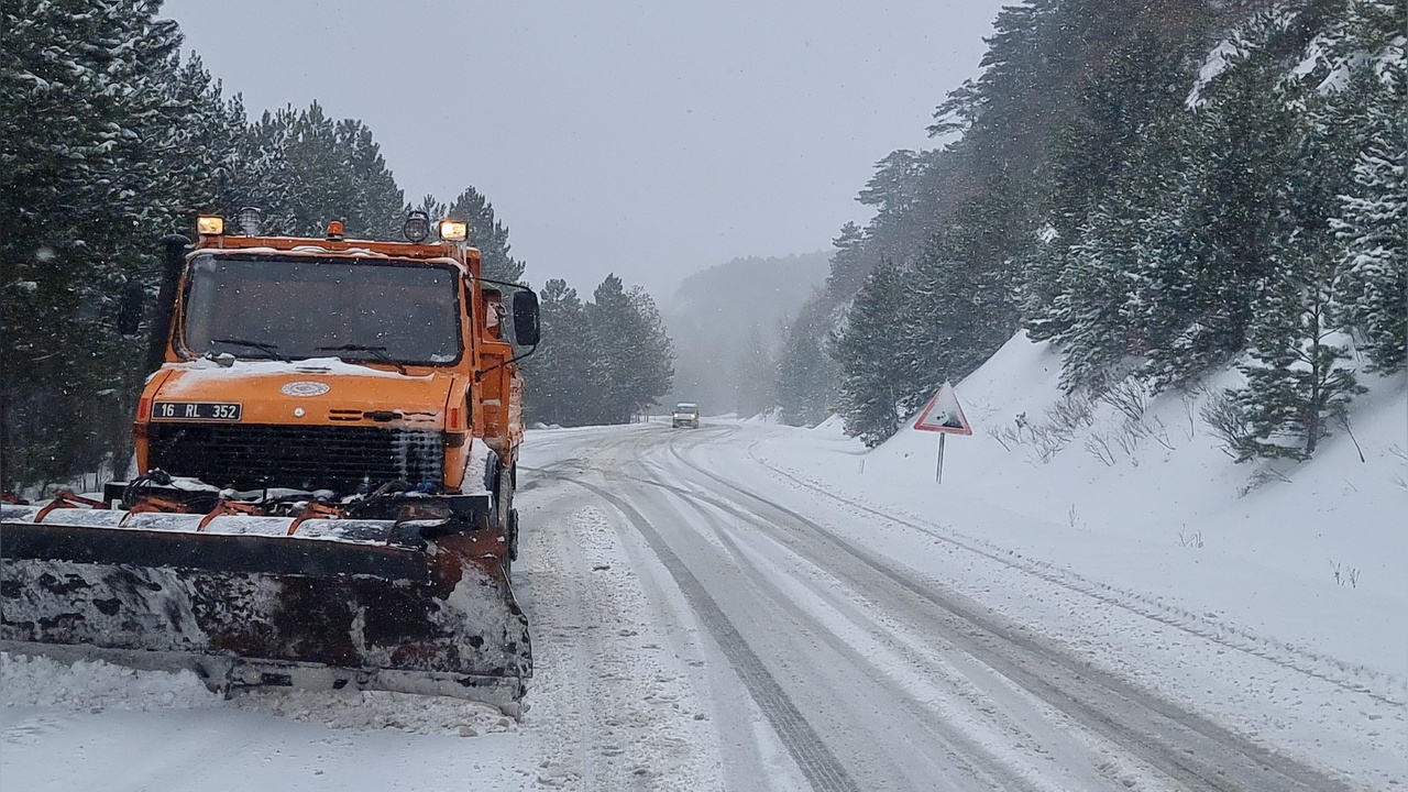 Domaniç'te Kar Kalınlığı 40 Santimetreyi Buldu, Ağır Vasıtalara Yol Kapandı
