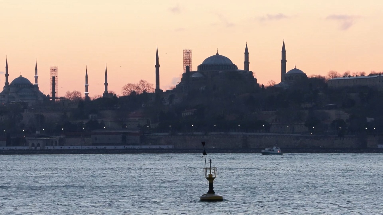 Üsküdar'da Günbatımı, Kartpostal Gibi Görüntüler Sunuyor