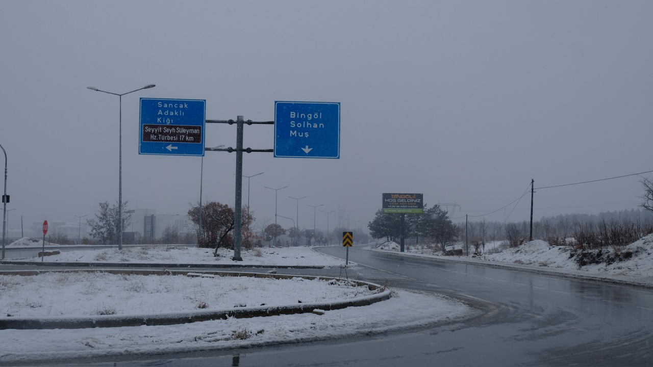 Karlıova'da Kar Yağışı Nedeniyle Beş Köy Yolu Ulaşıma Kapandı