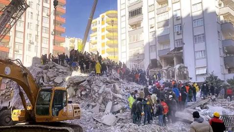 Depremde yakınlarına o apartman mezar oldu! "Kovayla çalışılan tek enkaz yeriydi"
