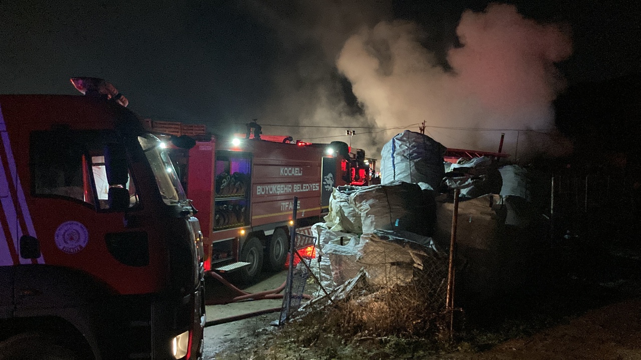 Gebze'deki Palet Fabrikasında Yangın: 2 Saatte Kontrol Altına Alındı