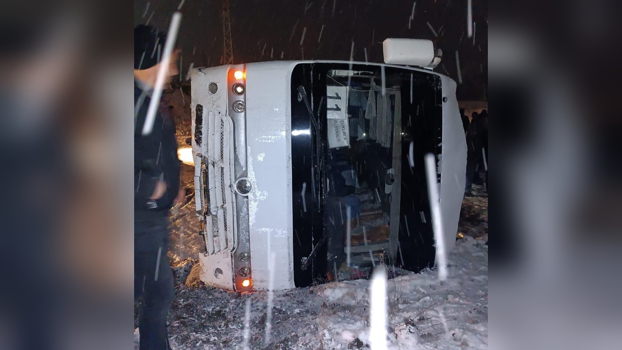 Kütahya'da Maden İşçilerini Taşıyan Midibüs Devrildi, Üç Kişi Yaralandı