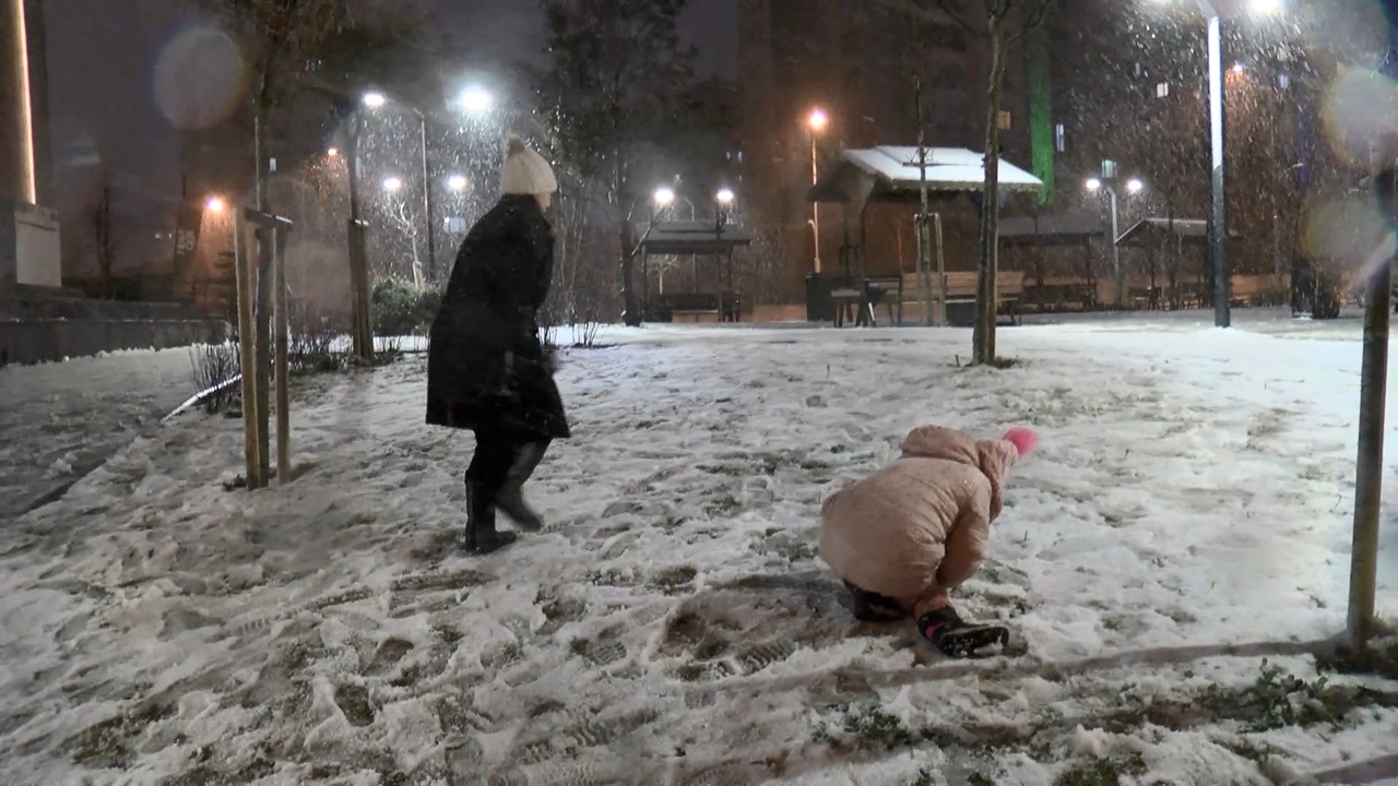 İstanbul'da Gece Boyu Süren Kar Yağışı Sürücülere Zor Anlar Yaşattı