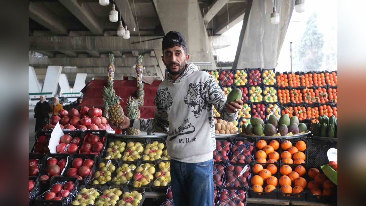 Suriye'de Rejim Çökerken İthal Ürünler Halkla Buluştu