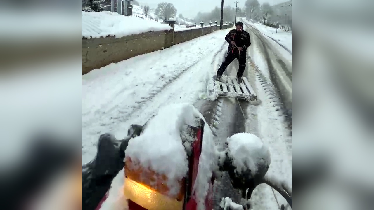 Sokaklarda Kayak Keyfi: Ahşap Paletle Snowboard Deneyimi