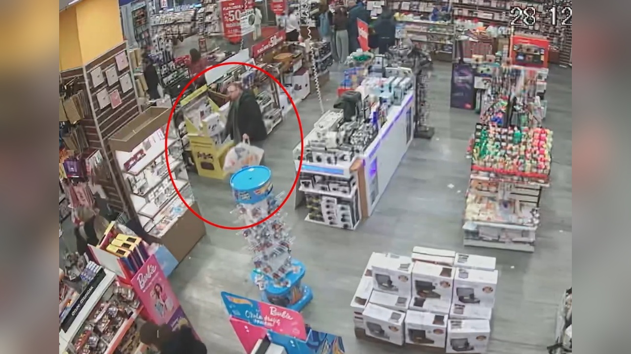 Alışveriş Merkezinde Hırsızlık Olayı Güvenlik Kameralarına Yansıdı
