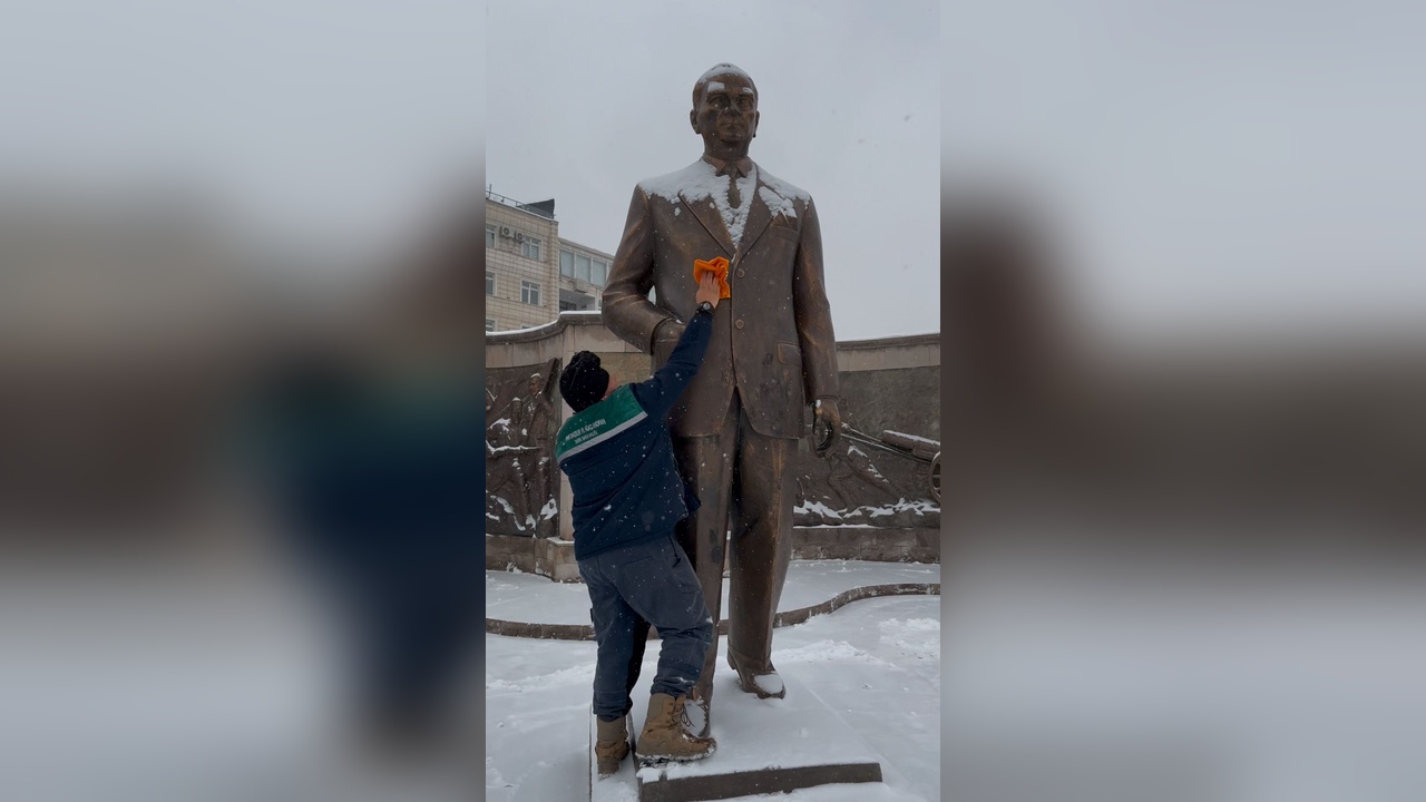 Karla Kaplı Atatürk Anıtı Temizlendi