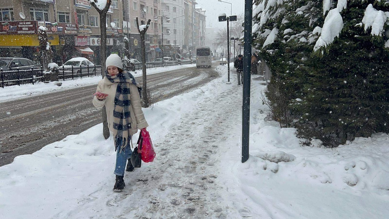 Nevşehir'de Kar Yağışı Şehri Beyaza Bürüdü