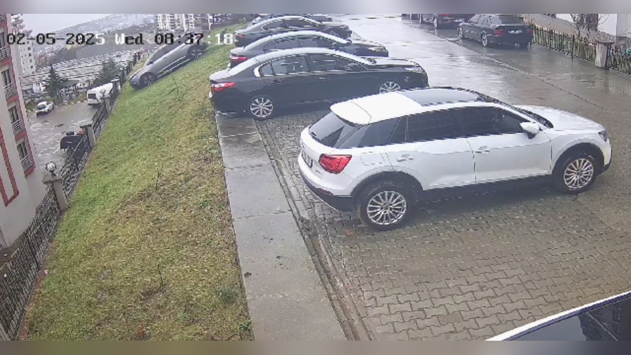 Otomobil Site Bahçesine Uçtu: Kaza Anı Kamerada