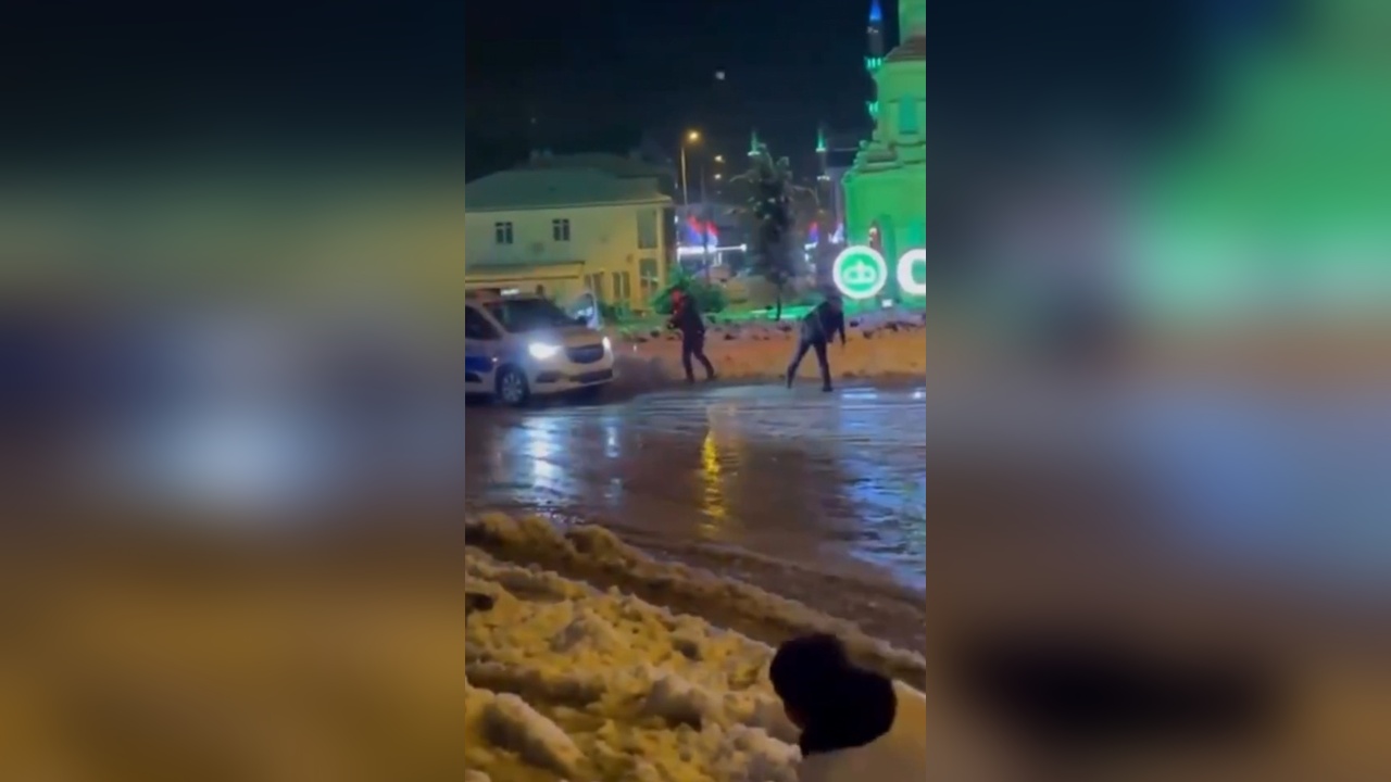 Polislerden Gençlere Kar Topu Eğlencesi