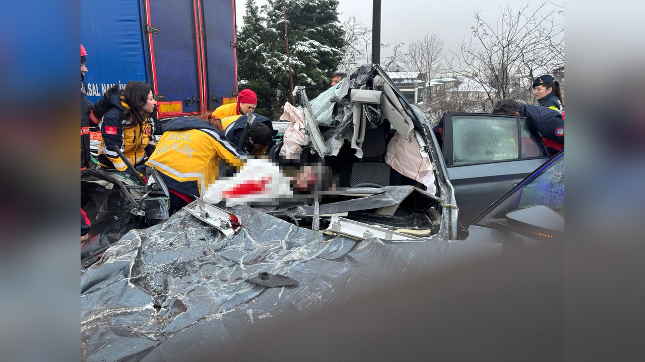 TIR ile Otomobil Çarpıştı: Bir Kişi Hayatını Kaybetti