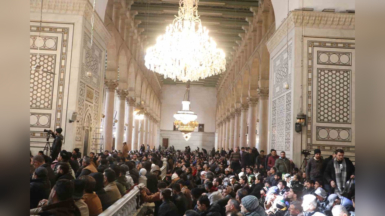 Emevi Camii'nde Cuma Namazı Coşkusu