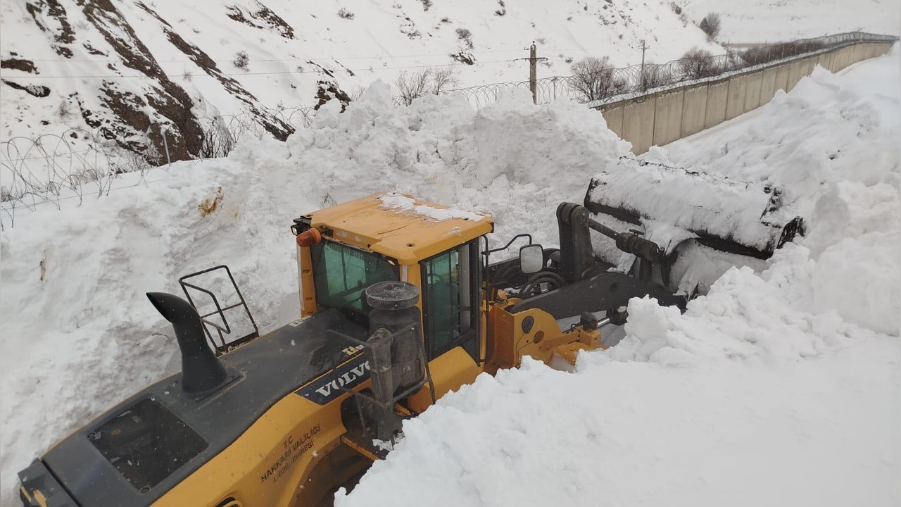 Mezra Yolu Çığ Sonrası Yeniden Ulaşıma Açıldı