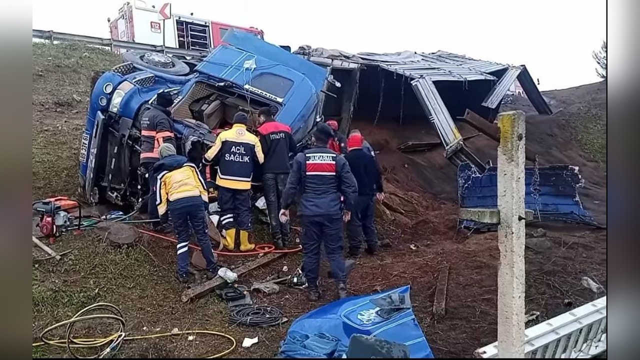 Kum Yüklü TIR Devrildi, Şoför Ağır Yaralı