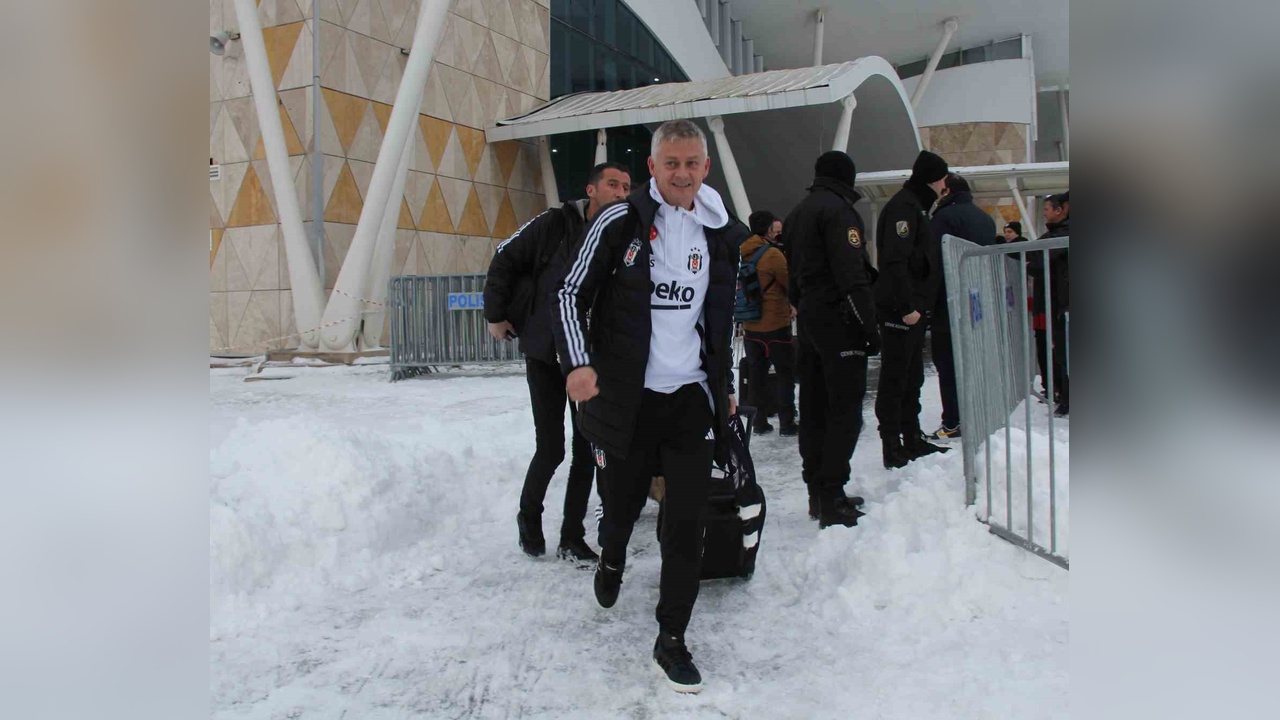 Beşiktaş, Soğuk Hava Koşullarında Çiçeklerle Karşılandı