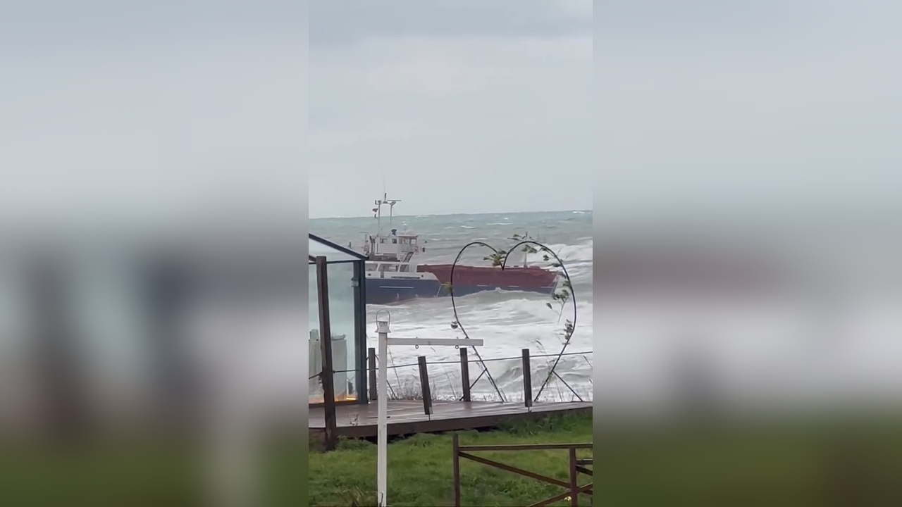 Kilyos'ta Dev Dalgalar Kuru Yük Gemisini Sürükledi