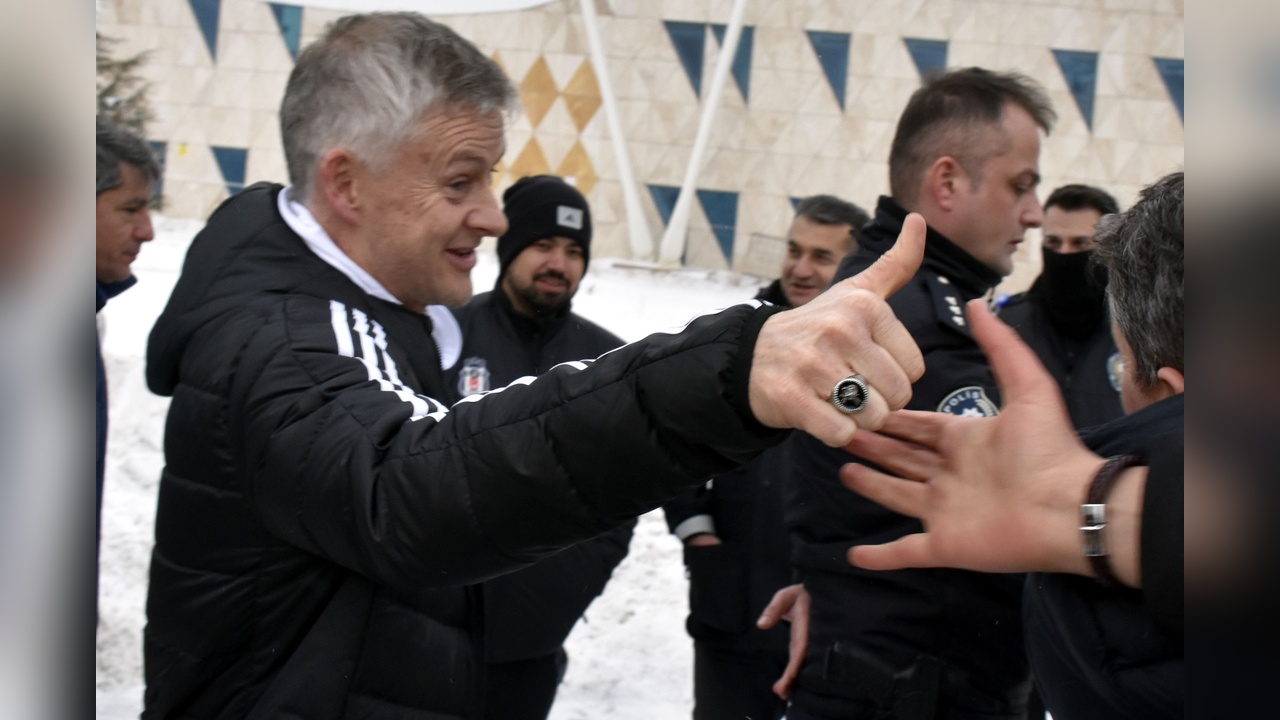 Beşiktaş, Sivas'ta Solskjaer'e Özel Yüzük Hediye Etti