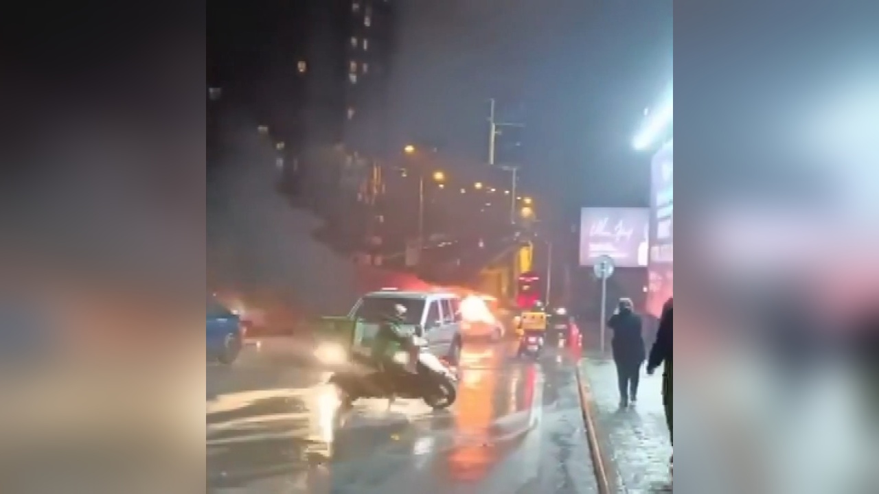Ataşehir'de Yanan Otomobil Reklam Tabelasına Çarptı