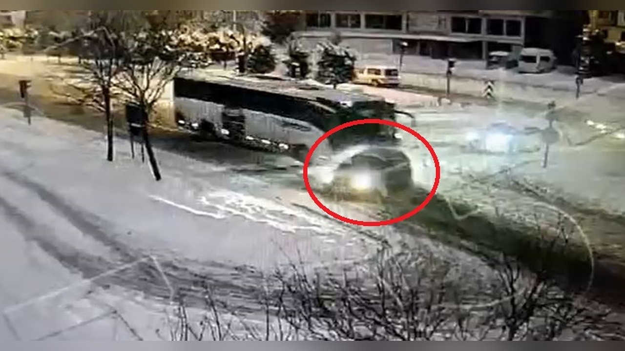 Nevşehir'de Otobüs ve Otomobil Çarpıştı: Kaza Anı Kameralara Yansıdı