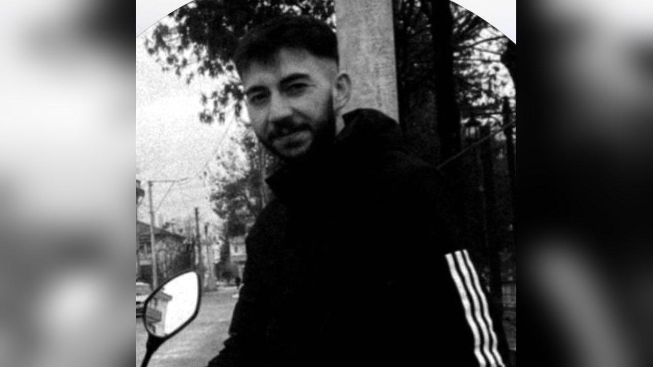 Kırmızı Işıkta Bekleyen Araca Çarpan Motosikletli Hayatını Kaybetti