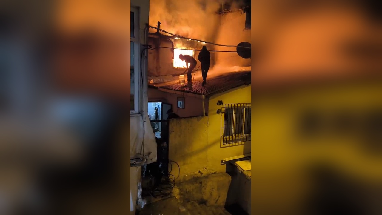 Beyoğlu'nda Gecekondu Yangını: Mahalleli Alevlerle Mücadele Etti