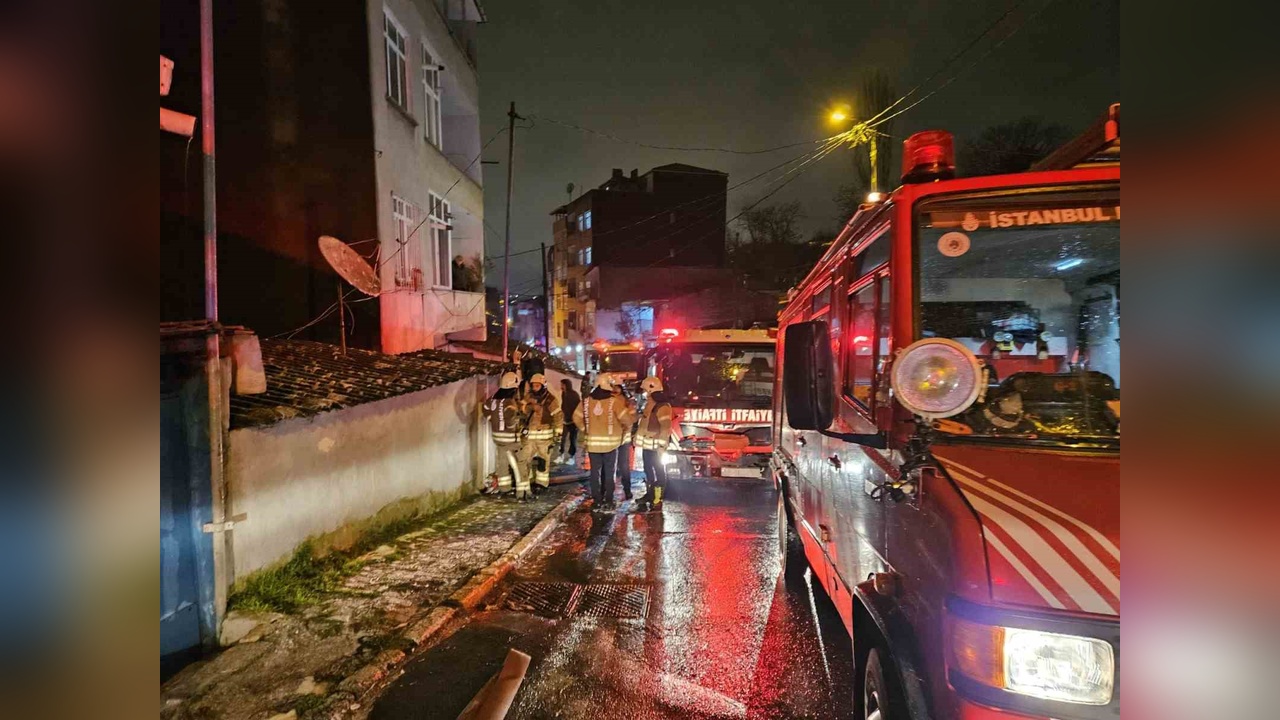 Beyoğlu'nda Gecekondu Yangını: Alevler Sarmaladı