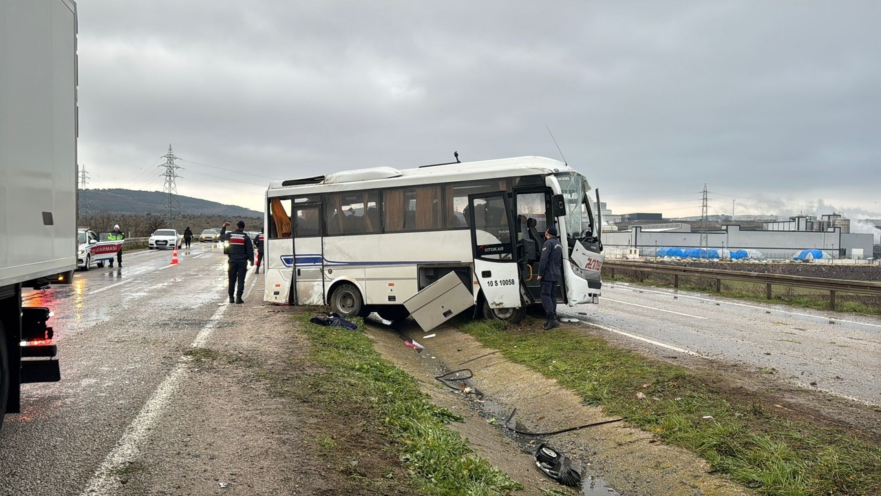 Balıkesir'de Midibüs Kazası: 18 İşçi Yaralandı