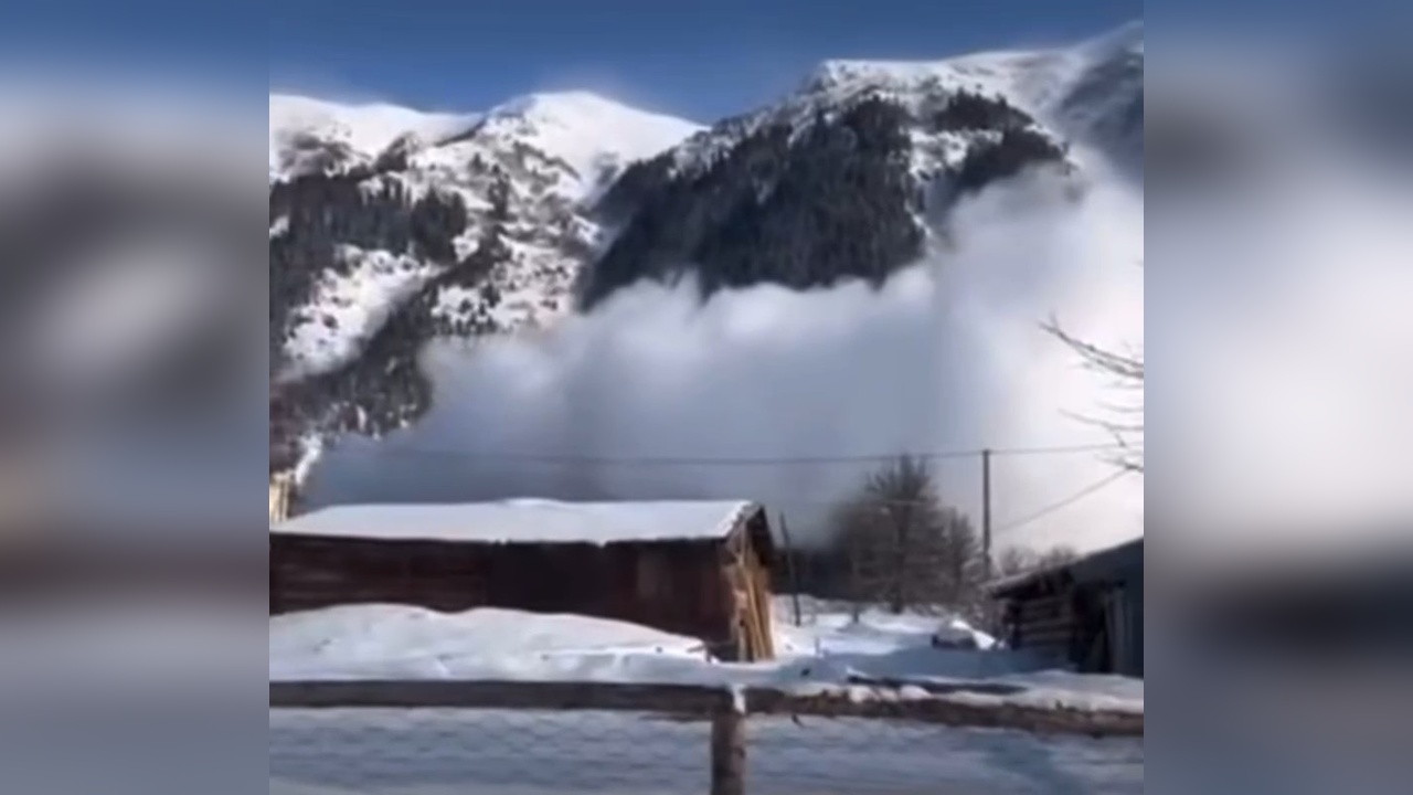Artvin'de Çığ Düşmesi Anları Kameralara Yansıdı