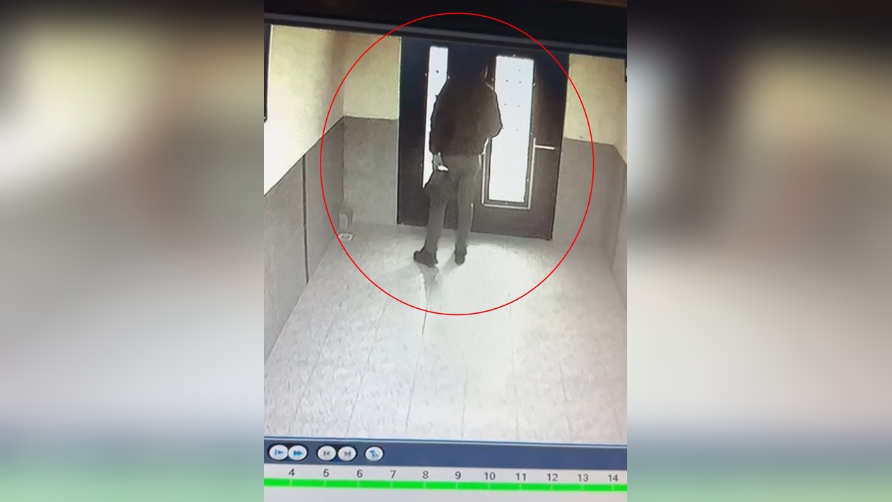 Daire Önünde İlginç Hırsızlık Olayı: Ayakkabı Yerine Terlik Bırakıldı