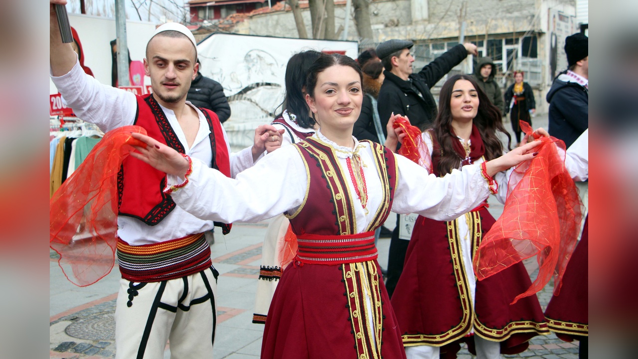 Edirne'de Coşkulu Balkan Halk Oyunları Festivali Gerçekleşti