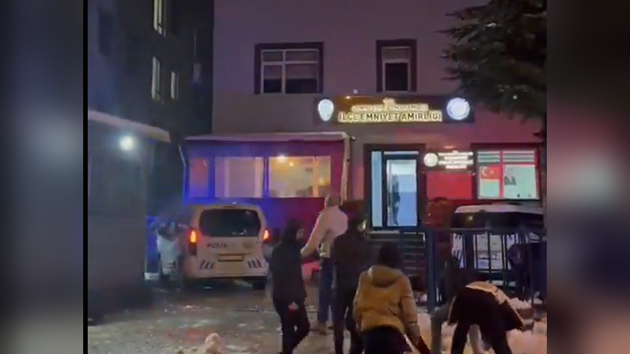 Kar Topu Savaşında Gençler ve Polisler Bir Araya Geldi