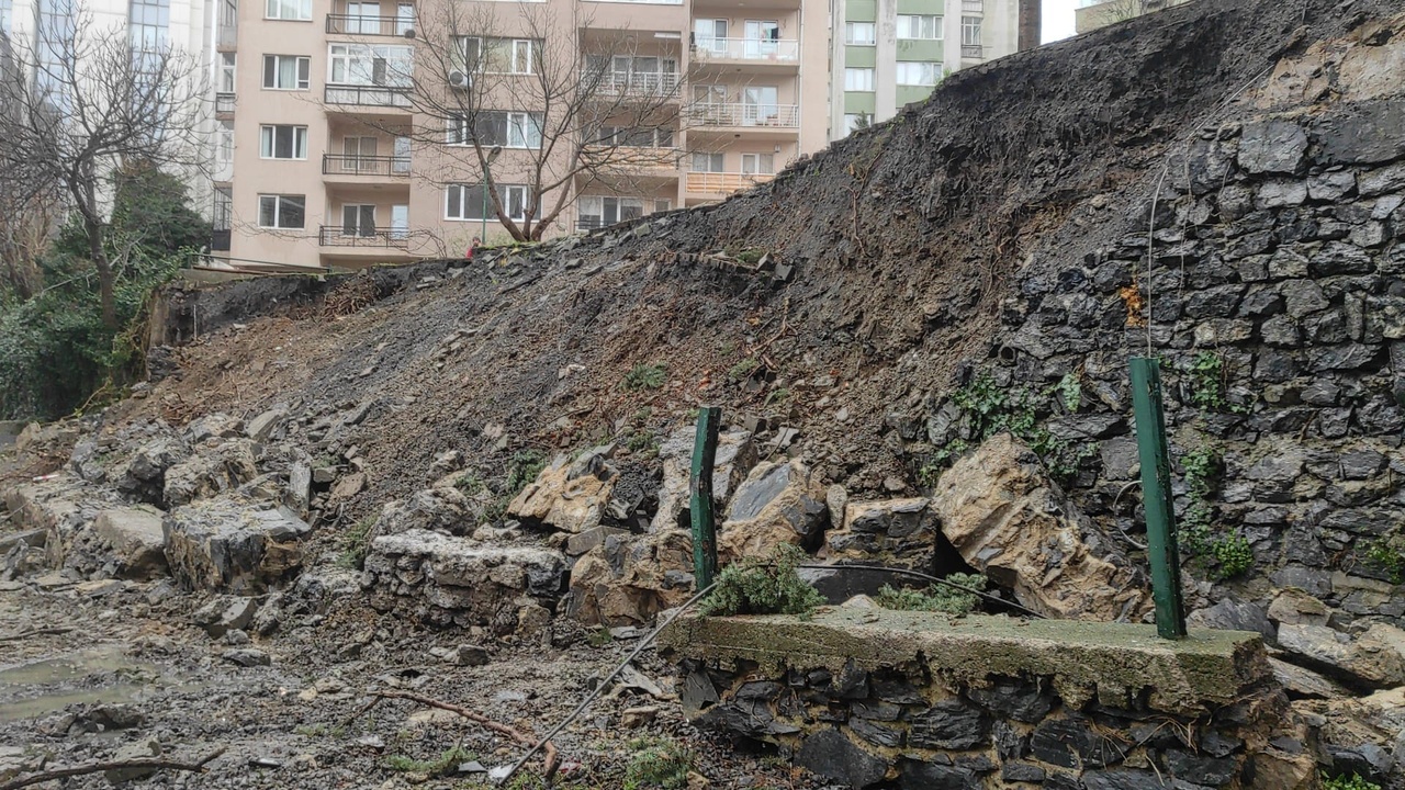 Beşiktaş'ta İstinat Duvarı Yıkıldı, 8 Araç Zarar Gördü