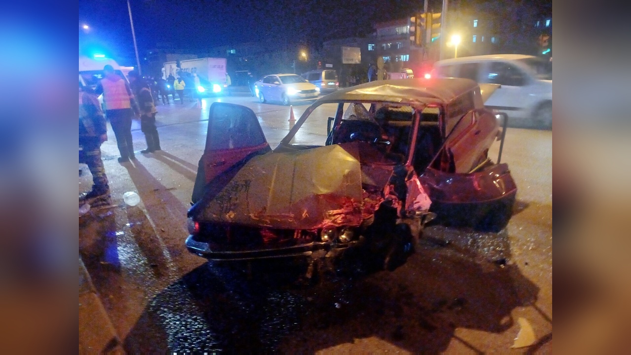 Manisa'da Trafik Kazası: İki Araç Çarpıştı, Beş Yaralı