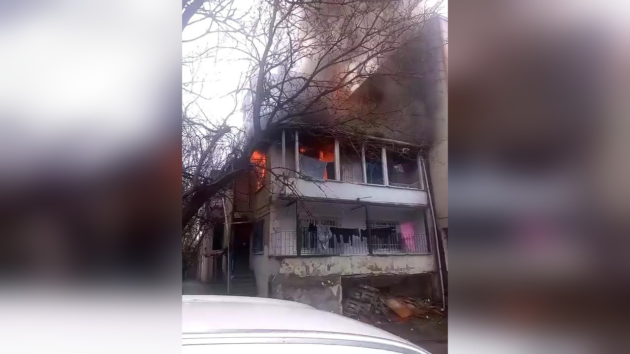 Küçükçekmece'de İki Katlı Binada Yangın Çıktı, Mahsur Kalanlar Kurtarılmayı Bekliyor