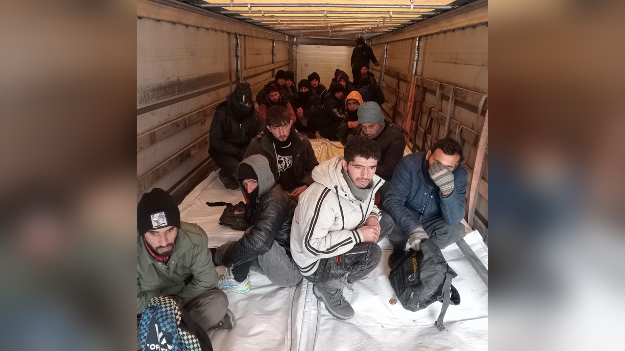 TIR Dorsesinden Kaçak Göçmenler Çıktı