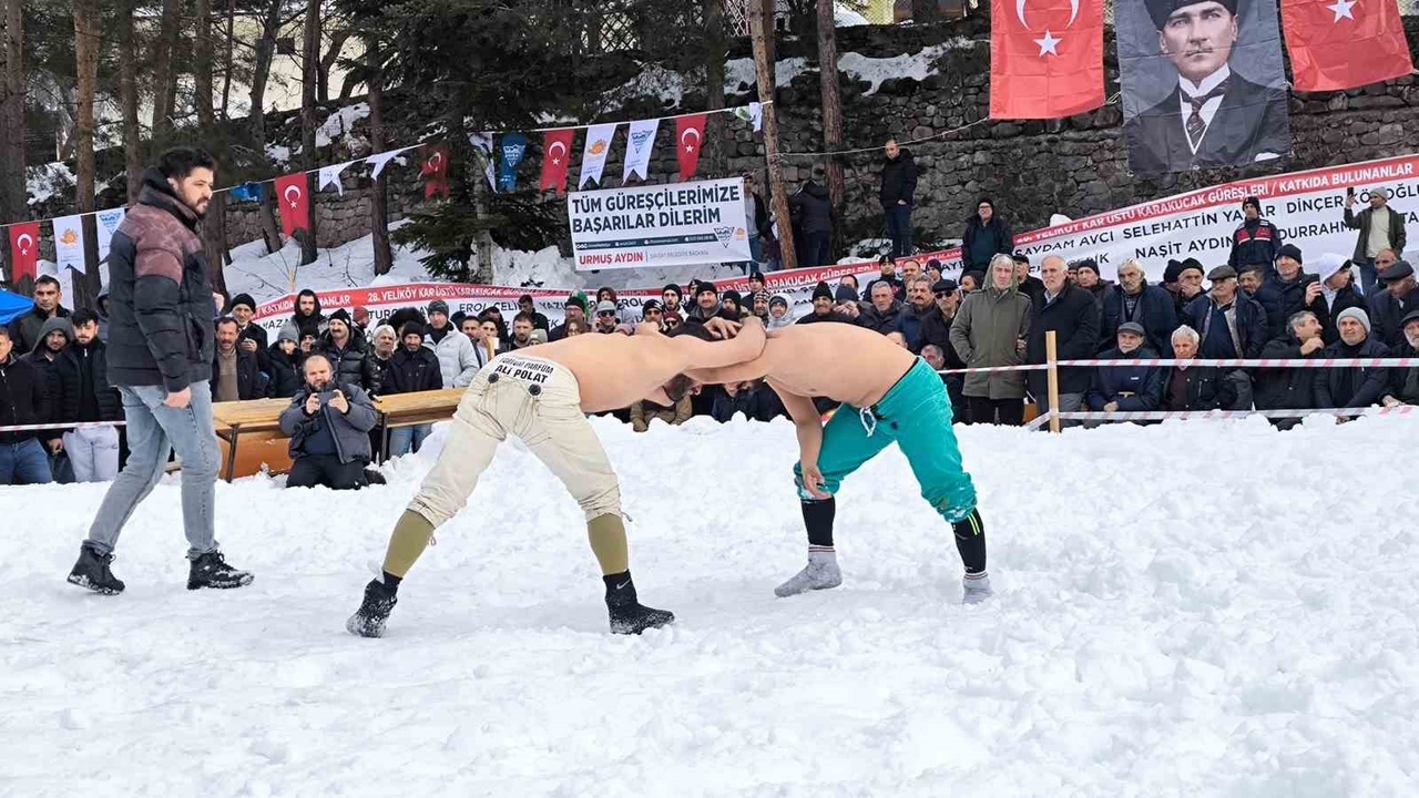 Artvin'de Geleneksel Karakucak Güreşleri Heyecanı