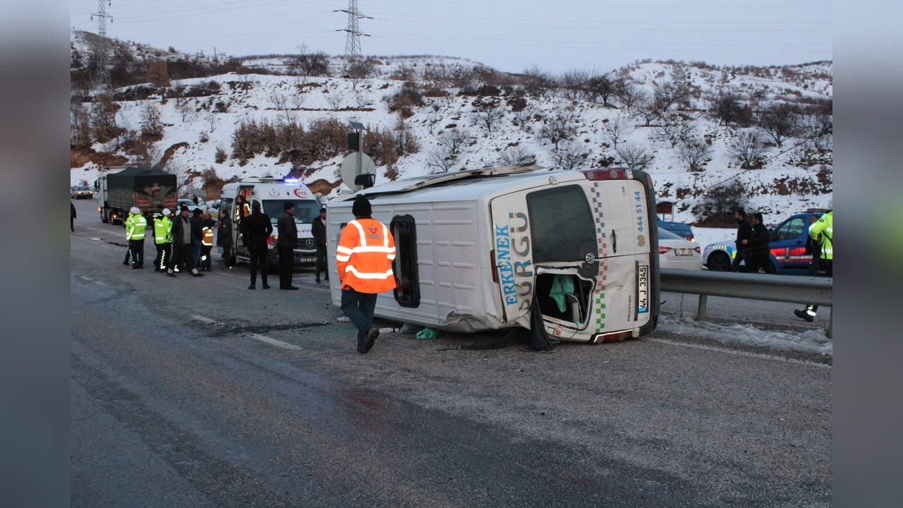 Malatya'da Minibüs Devrildi, 8 Kişi Yaralandı