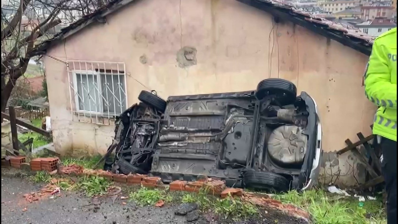 Ataşehir'de Yokuştan Kayarak Düşen Cip, Bir Ev Bahçesine Girdi