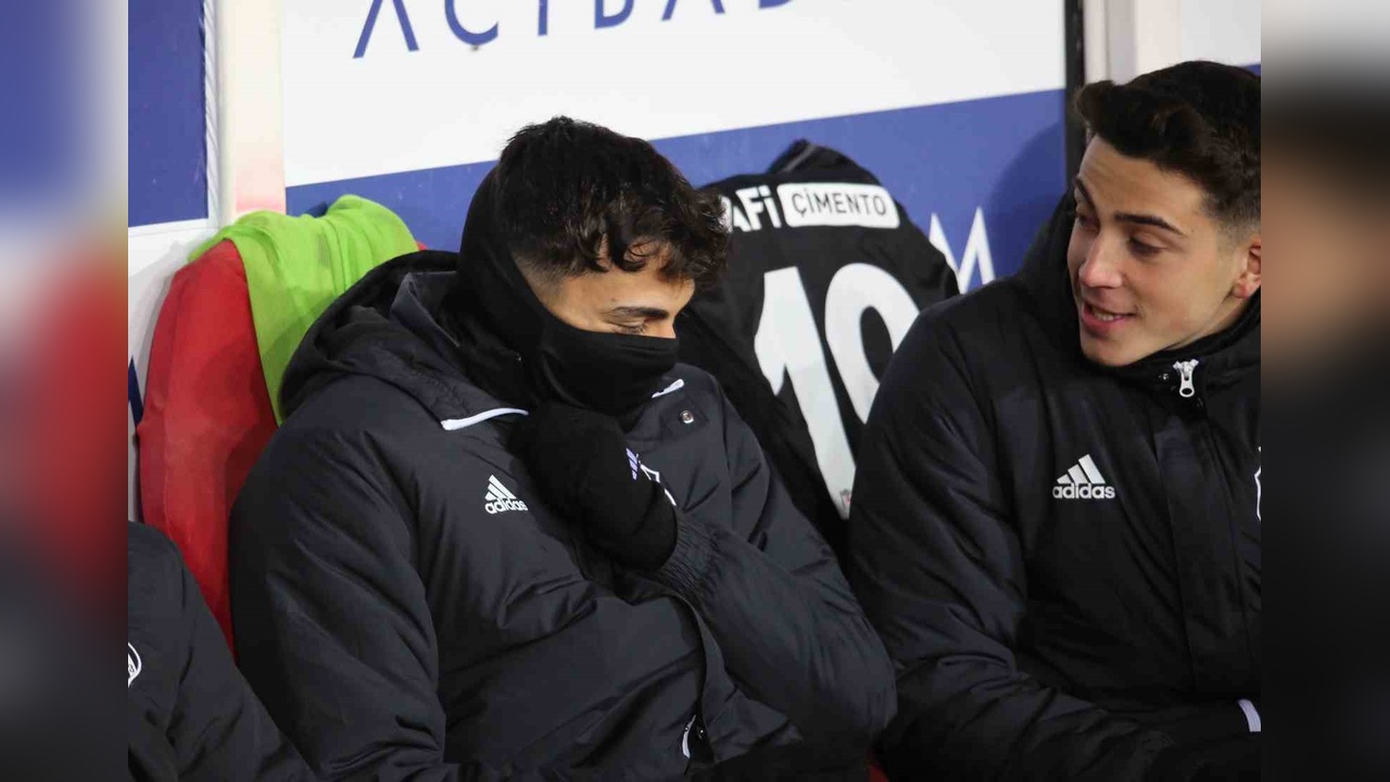 Beşiktaşlı Futbolcular Soğuk Havalarda Battaniye ile Isındı
