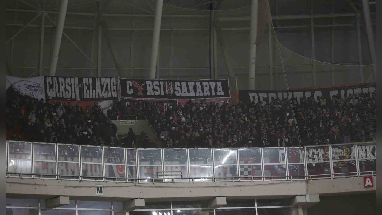 Beşiktaş Taraftarları Maçta Takımına Destek Verdi