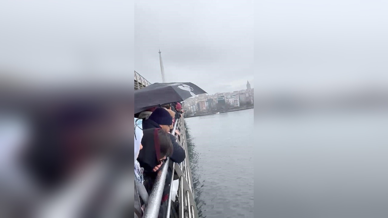 Fatih'te Denize Düşen Kadın, Balıkçılar Tarafından Kurtarıldı