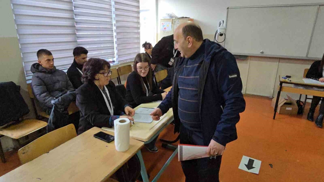 Kosova'da Seçim Heyecanı: Halk Oy Kullanıyor