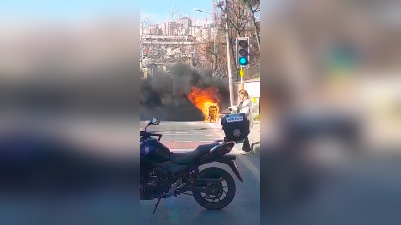 Kağıthane'de Elektrikli Motosiklet Yangını Kameralara Yansıdı