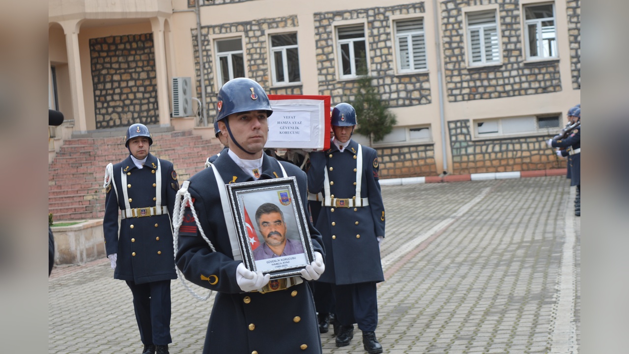 Pençe-Kilit Operasyonu'nda Kalp Krizi Geçiren Güvenlik Korucusu Defnedildi
