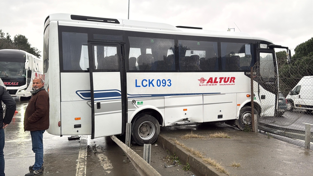 Eyüpsultan'da Midibüs Kaza Yaptı: Bariyerlere Çarptı ve Refüje Çıktı