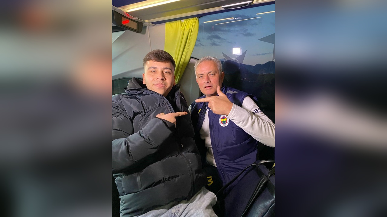 Mourinho, Genç Taraftarı Otobüsüne Aldı