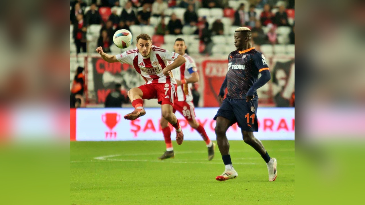 Trendyol Süper Lig'de Antalyaspor ve Başakşehir İlk Yarıda Berabere Kaldı