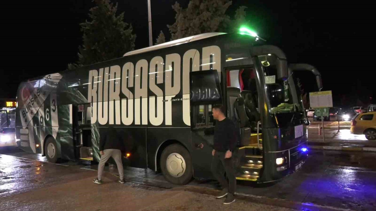 Bursaspor Taraftarları Takımını Havaalanında Coşkuyla Karşıladı